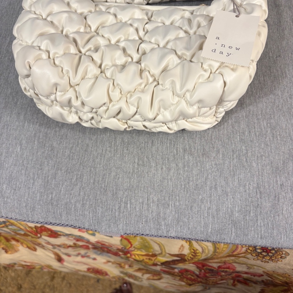 A New Day Bag - Picture 2 of 8